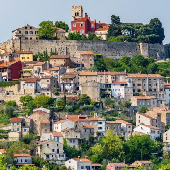 Meet your Posher, Lara - Picture 1 of 1